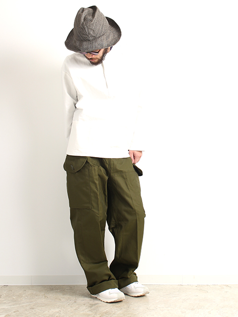 カナダ軍ウィンドオーバーパンツ着画前