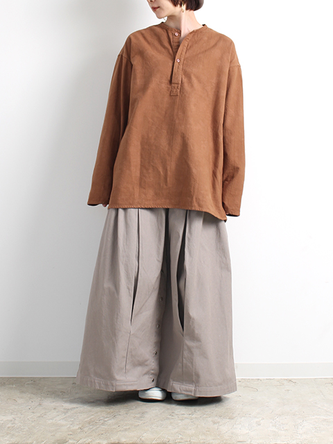 ロシア軍スリーピングシャツブラウン着画前